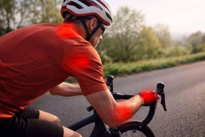 Milano-Sanremo 2026: perché il ciclista amatoriale “sente” collo, schiena e mani (anche senza cadere)