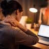 Spalla e collo da pc: non è solo “contrattura” (e perché spalla e cervicale parlano sempre)